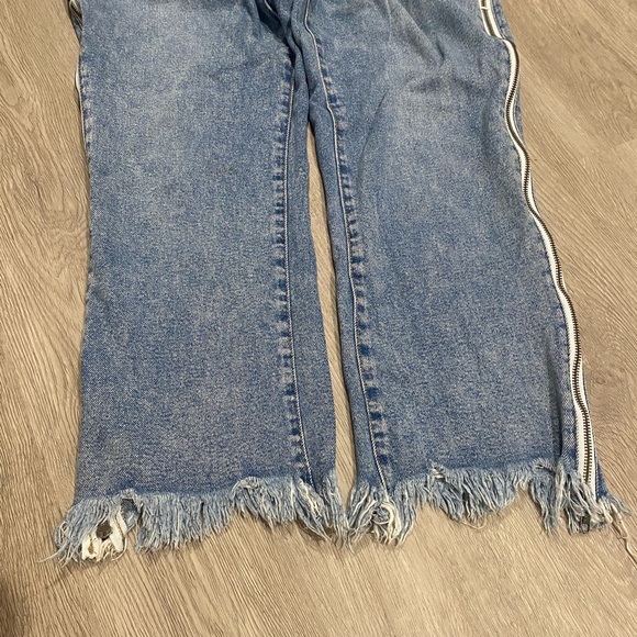 Wild fable edge side zipper jeans, high waisted crop fit with fringe bottom sz 6 - Picture 2 of 6